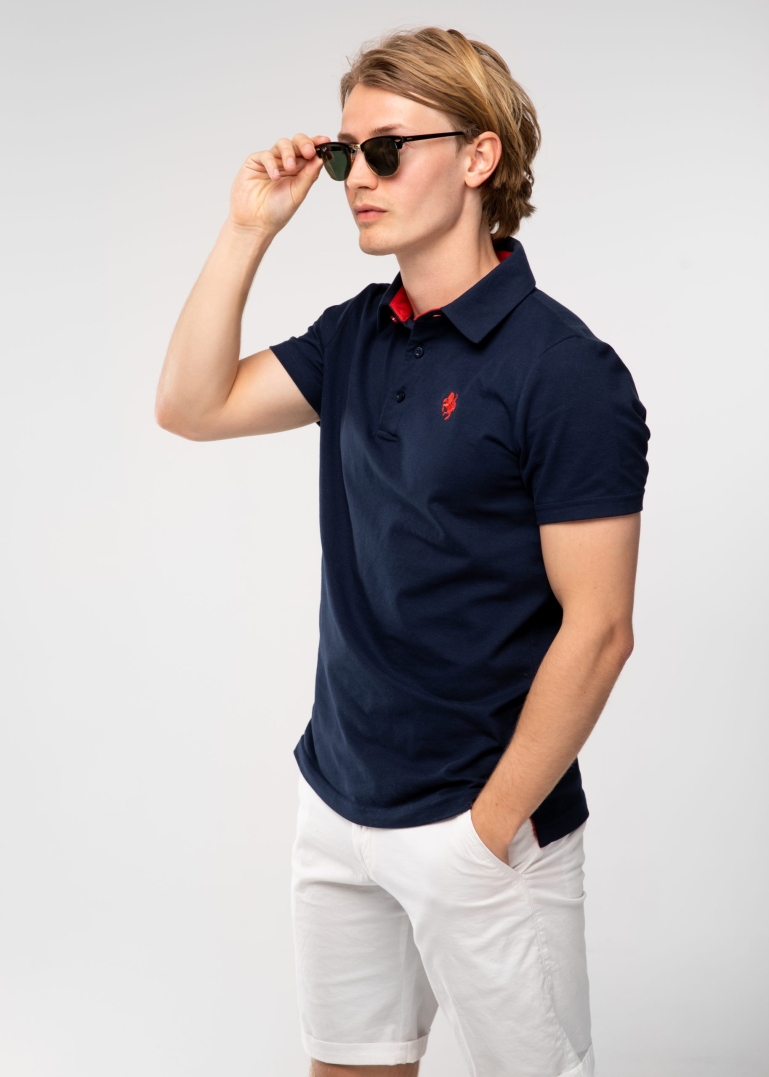 jongen met zonnebril en blauwpoloshirt productfotografie