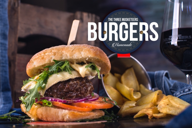 productfoto's hamburger met friet en wijn