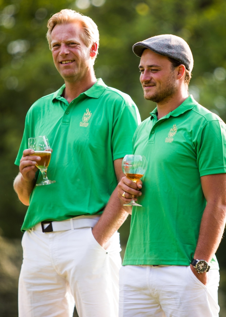 twee golfers met wijn evenement foto