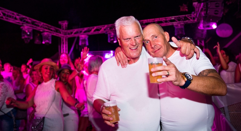 evenementen fotografie twee mannen met drank
