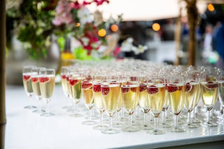 evenementen fotografie glas champagne met rood fruit