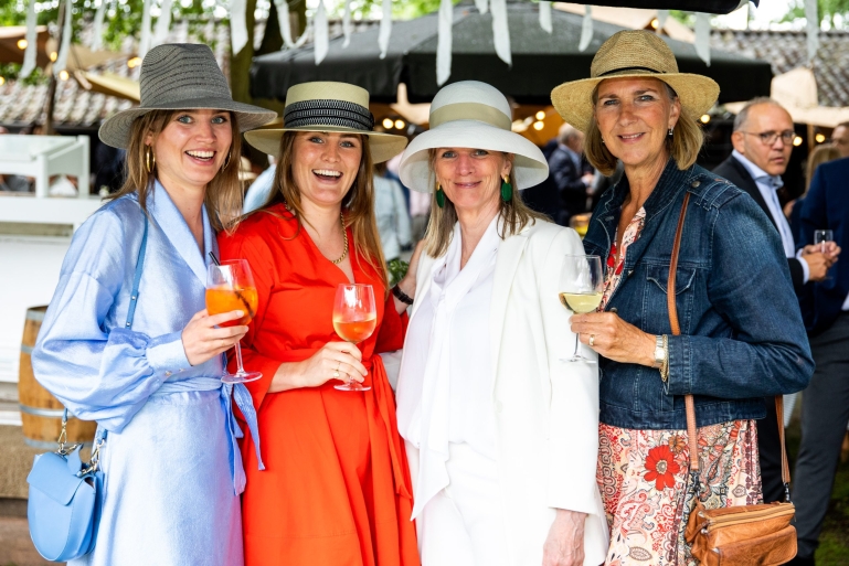 evenementen fotografie vier vrouwen met glas wijn