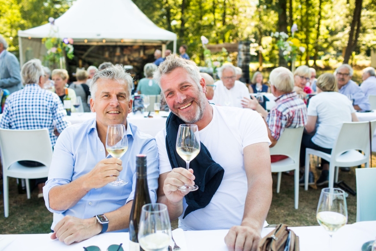 foto evenement twee mannen met witten wijn