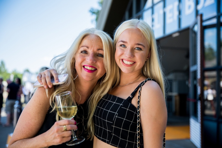 evenementen foto twee blonde vrouwen